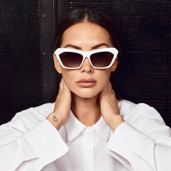 Piaf- Arctic White w. Black Metal / Black Gradient Lens