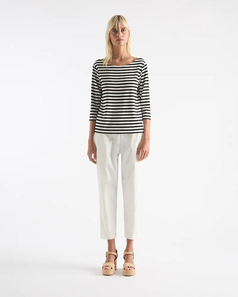 RELAXED BOAT NECK- MILK/BLACK