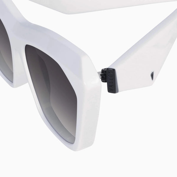 Piaf- Arctic White w. Black Metal / Black Gradient Lens