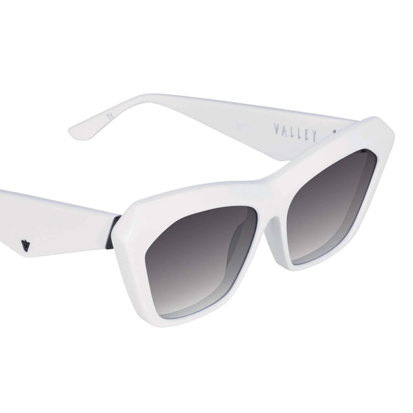 Piaf- Arctic White w. Black Metal / Black Gradient Lens
