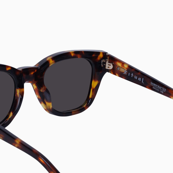 Ritual- Sienna Tort w. Gold Metal / Black lens